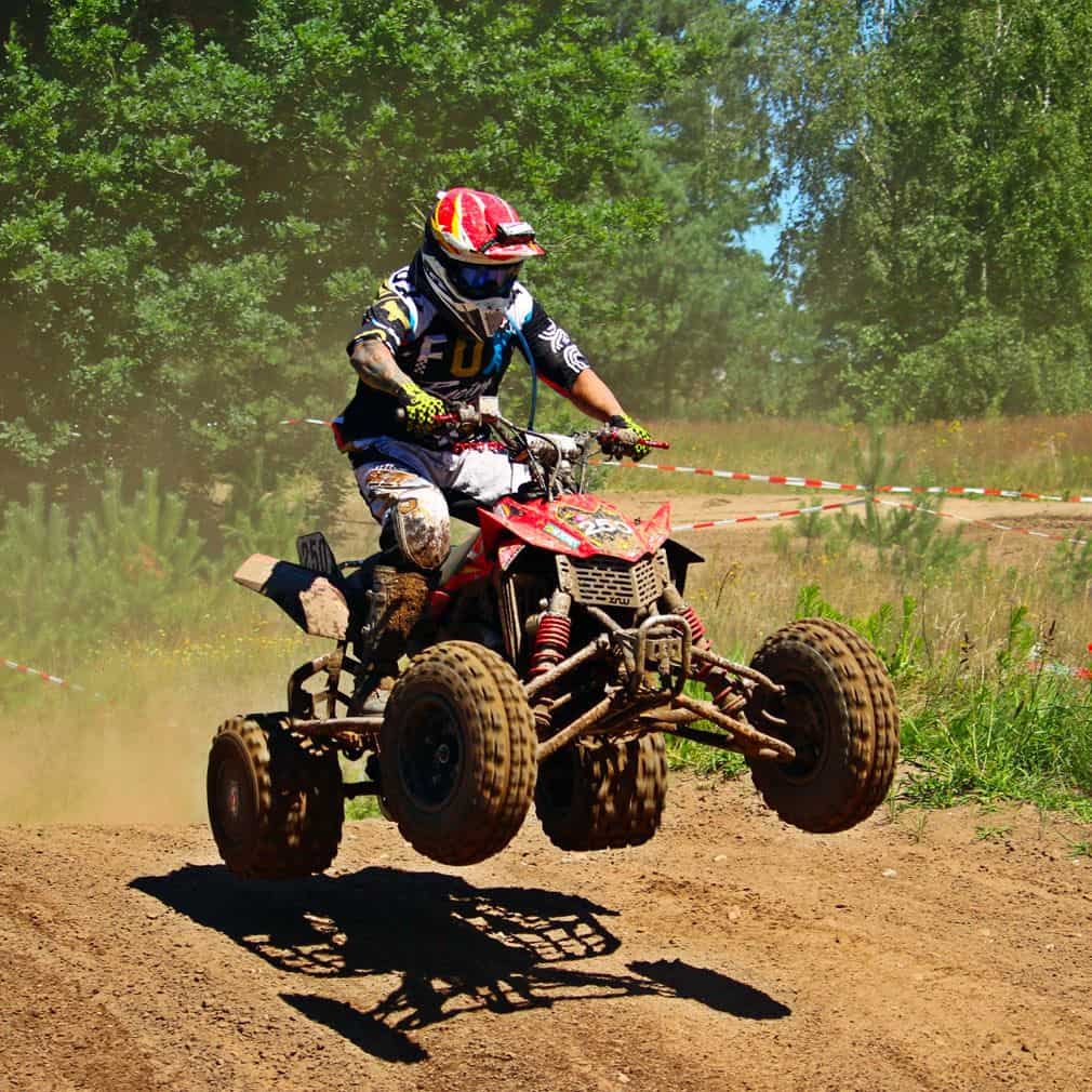 Bescherming voor de oren bij racen en rijden met een quad