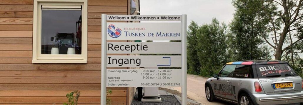 bewegwijzering route en naamborden bij tusken de marren in akkrum bliksem reclame 1210x423 1